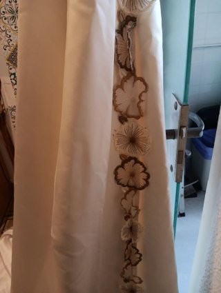 Traje de novia blanco con detalles florales