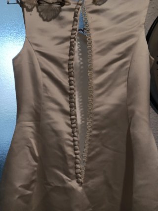Traje de novia blanco con detalles florales