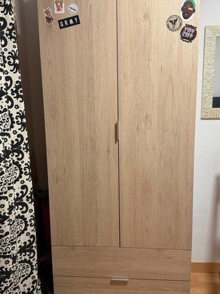 Armario de madera con cajones