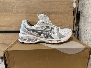 Zapatillas Asics Blancas y Plateadas