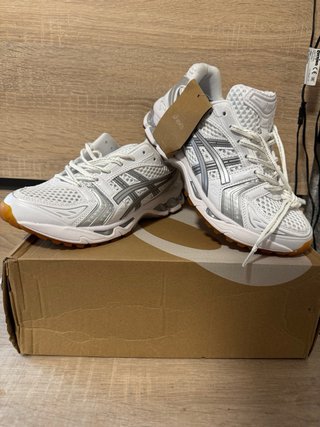 Zapatillas Asics Blancas y Plateadas