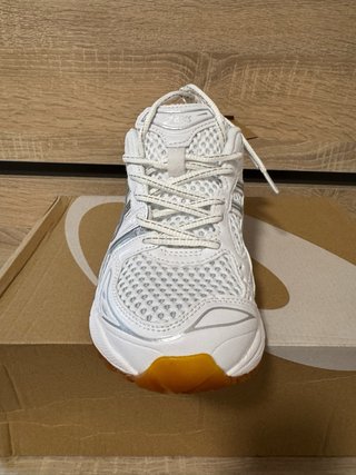 Zapatillas Asics Blancas y Plateadas
