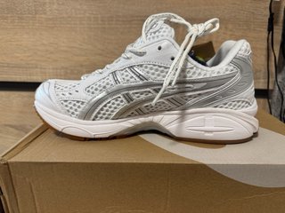 Zapatillas Asics Blancas y Plateadas