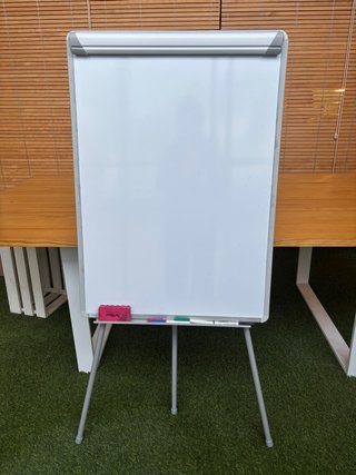 Pizarra Blanca con Patas para Reuniones