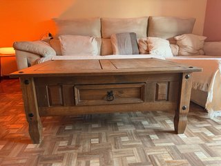 Mesa de centro de salón de madera antigua