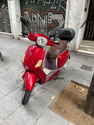 Moto Scooter Roja y Marrón