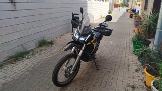 Moto Adventure Negra y Amarilla