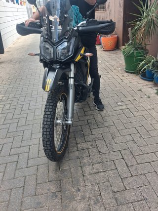 Moto Adventure Negra y Amarilla