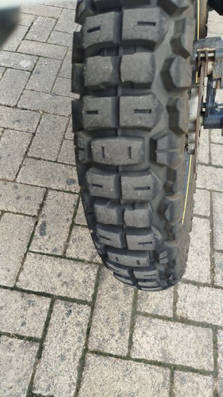 Moto Adventure Negra y Amarilla