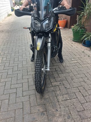 Moto Adventure Negra y Amarilla
