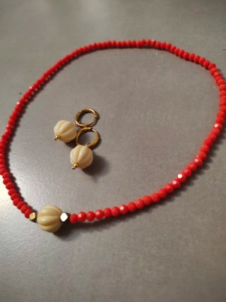 Conjunto collar y pendientes coral y beige