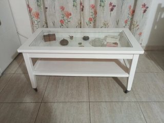 Mesa de centro blanca con cristal