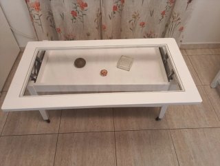 Mesa de centro blanca con cristal