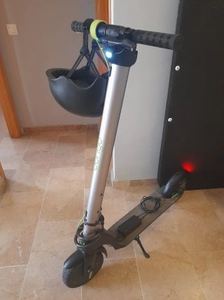 Patinete Eléctrico con Casco y Cargador