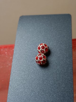 Pendientes morados y rojos