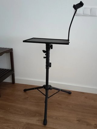 Atril negro con soporte para móvil