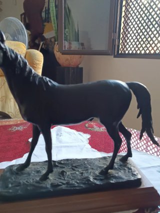 Figura de caballo en bronce con base