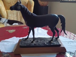 Figura de caballo en bronce con base