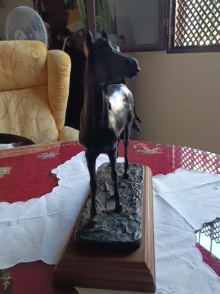 Figura de caballo en bronce con base