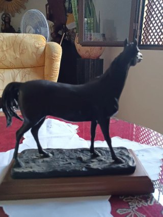 Figura de caballo en bronce con base