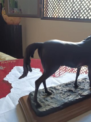 Figura de caballo en bronce con base