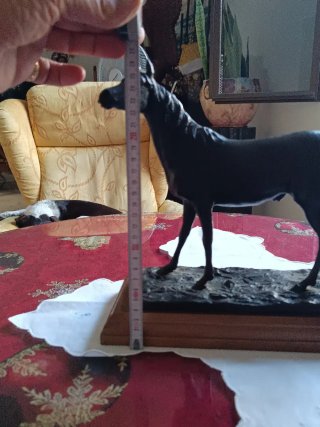 Figura de caballo en bronce con base