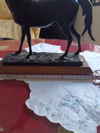 Figura de caballo en bronce con base