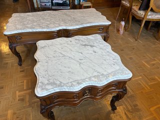 Mesa auxiliar baja estilo Luis XV, madera y marmol