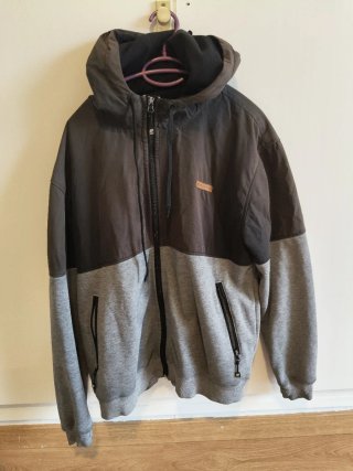 Sudadera Hydroponic negra y gris