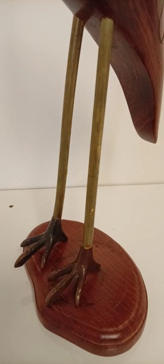 FIGURA DE UNA GARZA MID-CENTURY DE BRONCE Y MADERA