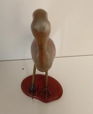 FIGURA DE UNA GARZA MID-CENTURY DE BRONCE Y MADERA