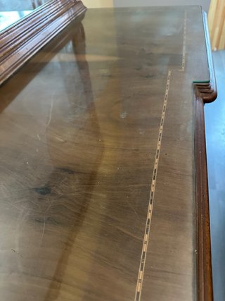 Aparador antiguo de madera con espejo
