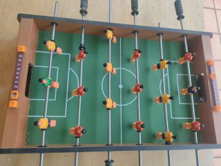 Futbolín de mesa compacto