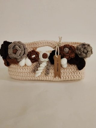 Borsa uncinetto beige con fiori applicati