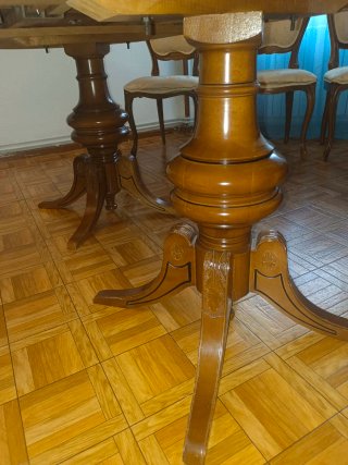 Mesa de salón y 6 sillas de madera
