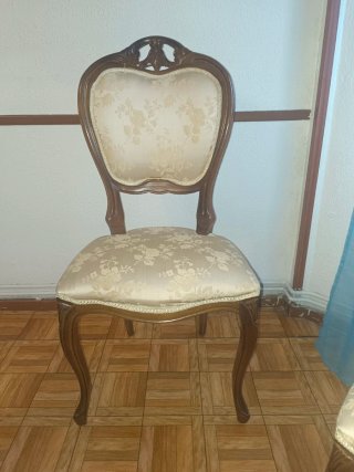 Mesa de salón y 6 sillas de madera