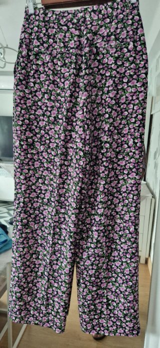 Pantalón con estampado floral