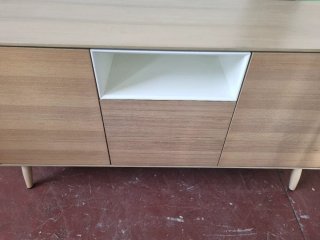 Aparador de madera con estante
