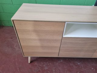Aparador de madera con estante