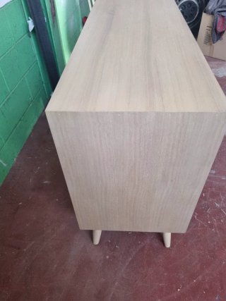 Aparador de madera con estante