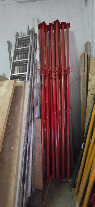 Puntales de obra rojos de 3 metros alargables