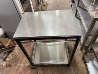 Mesa de acero inoxidable con ruedas