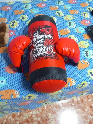 Saco de boxeo y guantes rojos