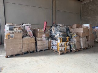 Lote de productos variados en palets