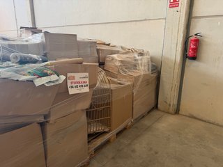 Lote de productos variados en palets