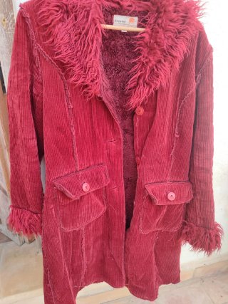 Abrigo talla L rojo con cuello de pelo