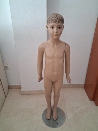 Maniquí de niño con brazos desmontables