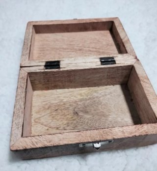 Caja de madera tallada a mano