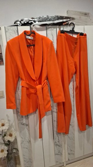 Traje Zara naranja chaqueta y pantalón