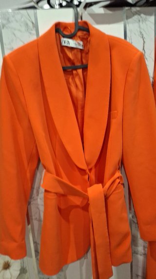 Traje Zara naranja chaqueta y pantalón